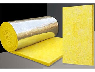 離心玻璃棉是采用石英砂、石灰石、白云石等天然礦石為主要原料，配合一些純堿、硼砂等化工原料熔成玻璃。在融化狀態(tài)下，采用獨(dú)有的離心技術(shù)工藝，借助外力吹制式甩成絮狀細(xì)纖維，纖維和纖維之間為立體交叉，互相纏繞